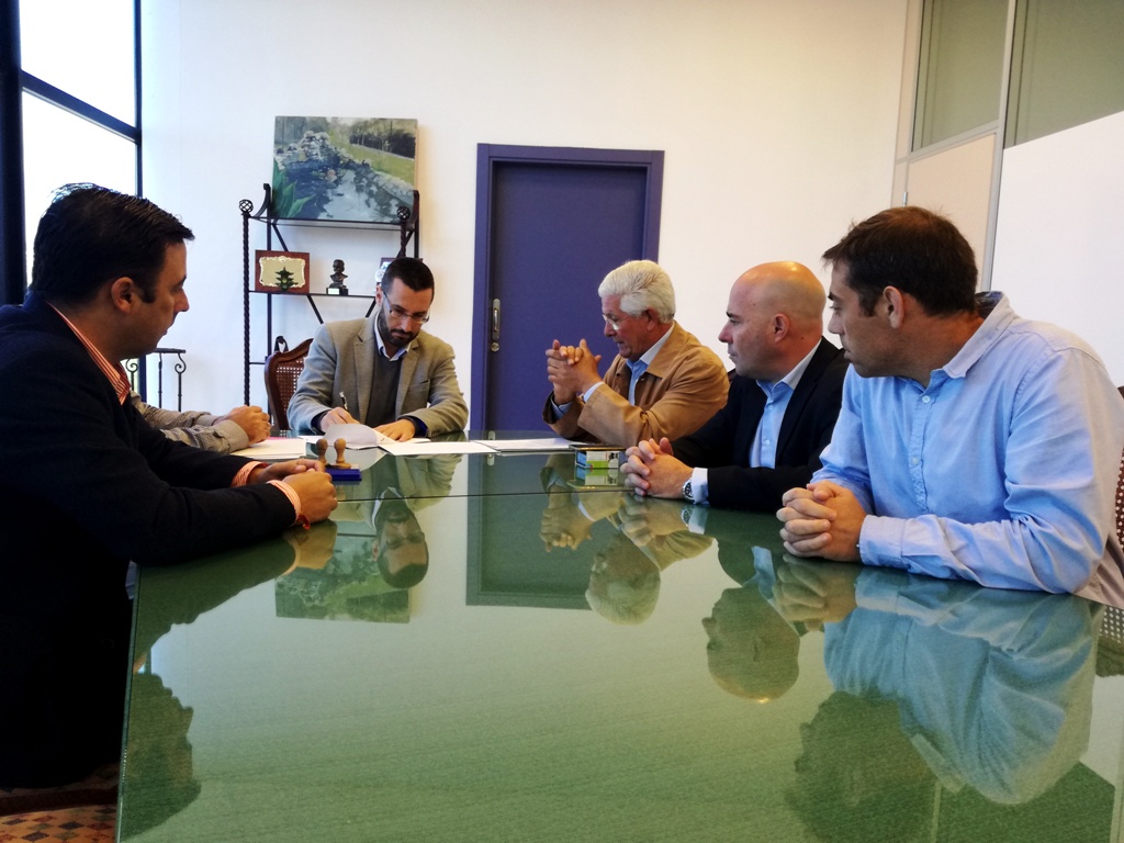 Firma contrato obras para el hospital