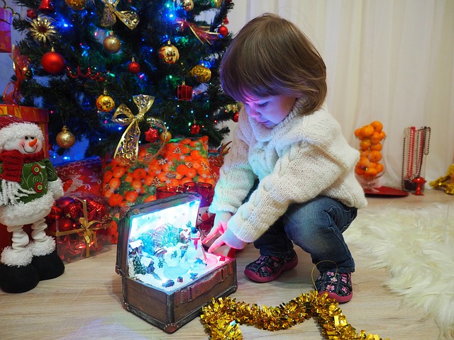 ni&ntilde;a alrbol navidad juguete