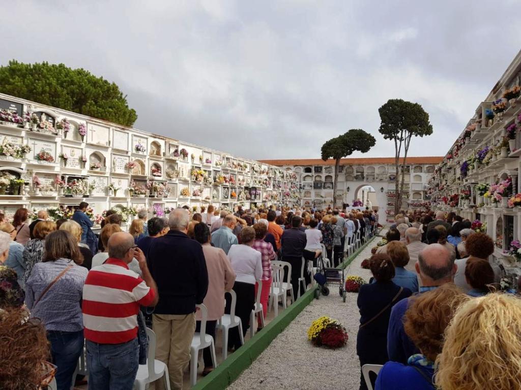 MISA EN EL CEMENTERIO
