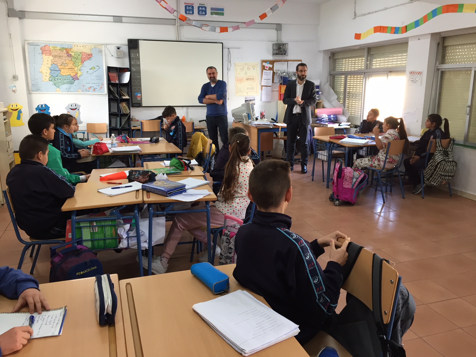 ALCALDE EN CLASE DE COLEGIO CARLOS V