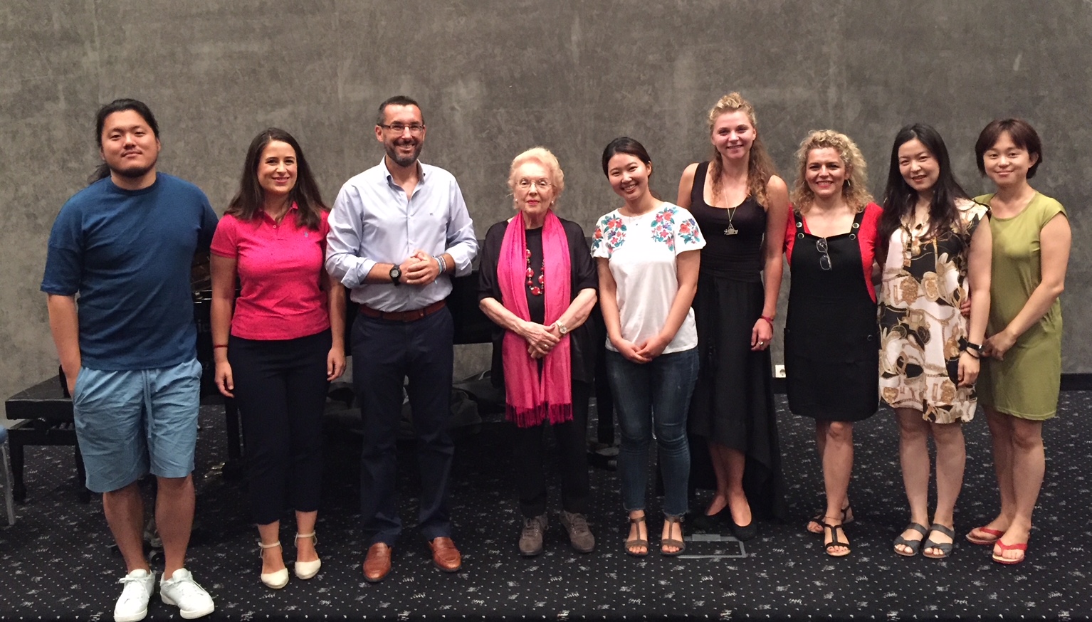 Alcalde con Casoni y alumnos curso lirico