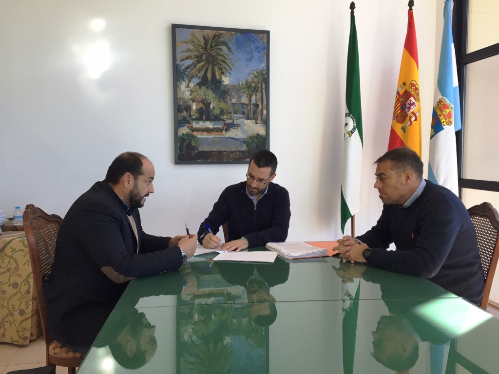 FIRMA CONTRATO TEATRO LA VELADA