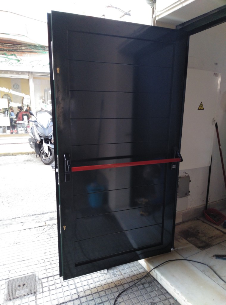 Nueva puerta verde Casa Cultura