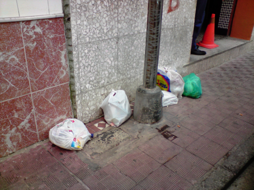 Basura depositada fuera de contenedores
