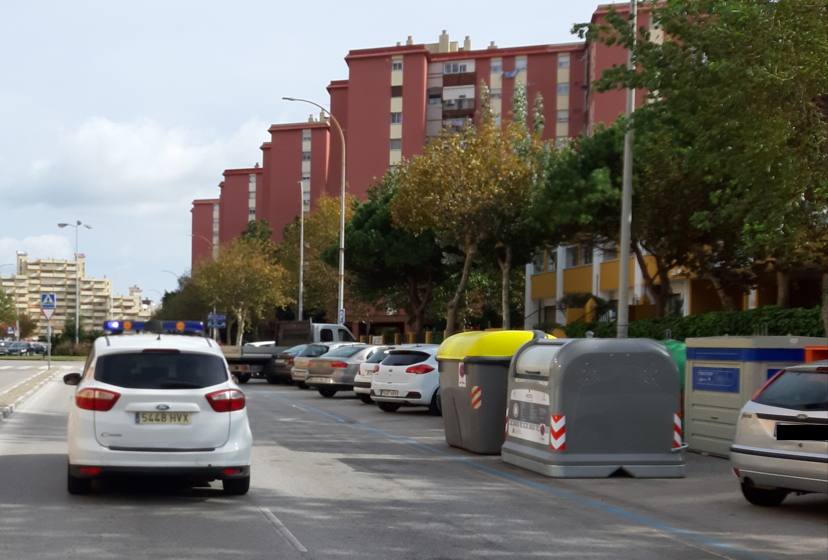 Coche policia y contenedores