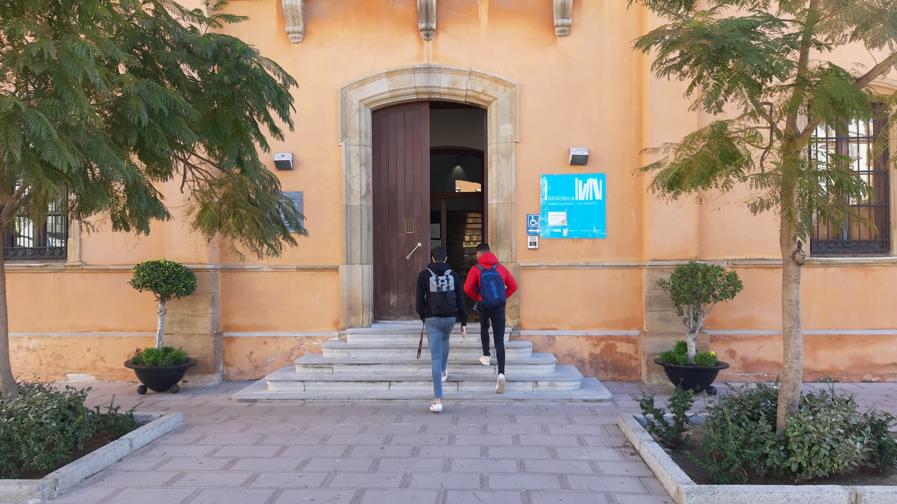 Entrada a la comandancia biblioteca
