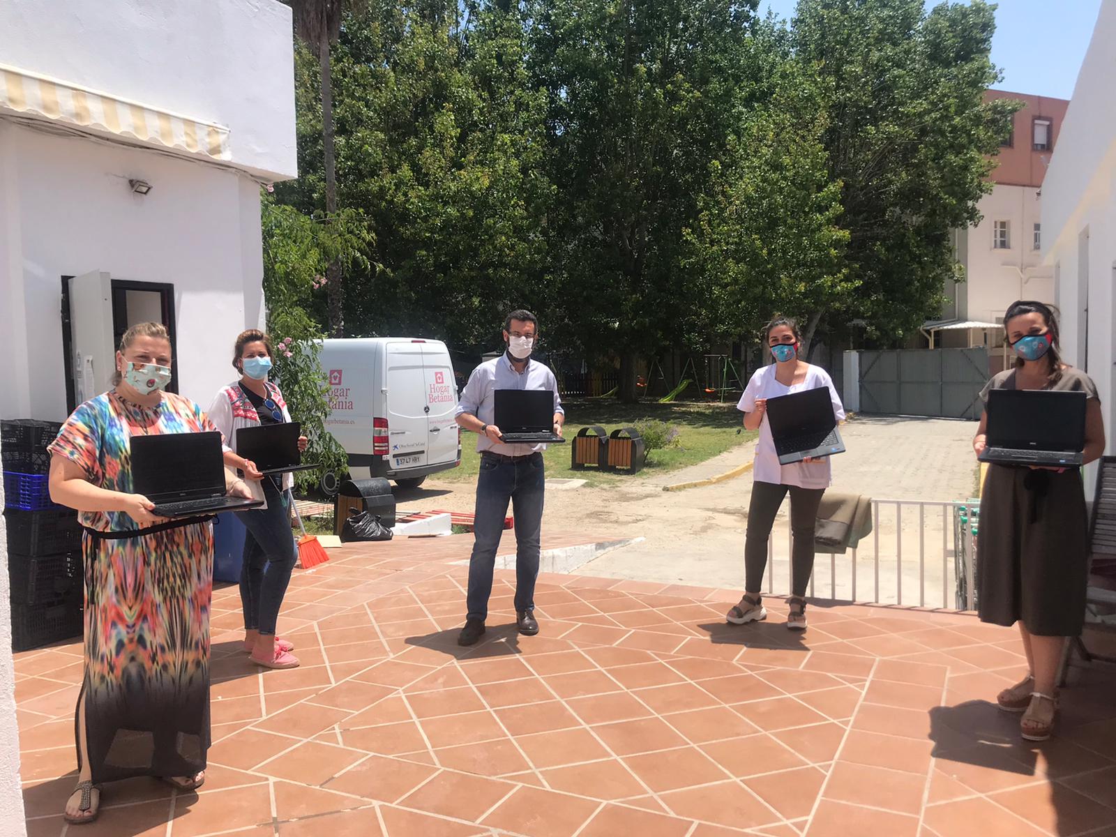 Entrega ordenadores Hogar Betania