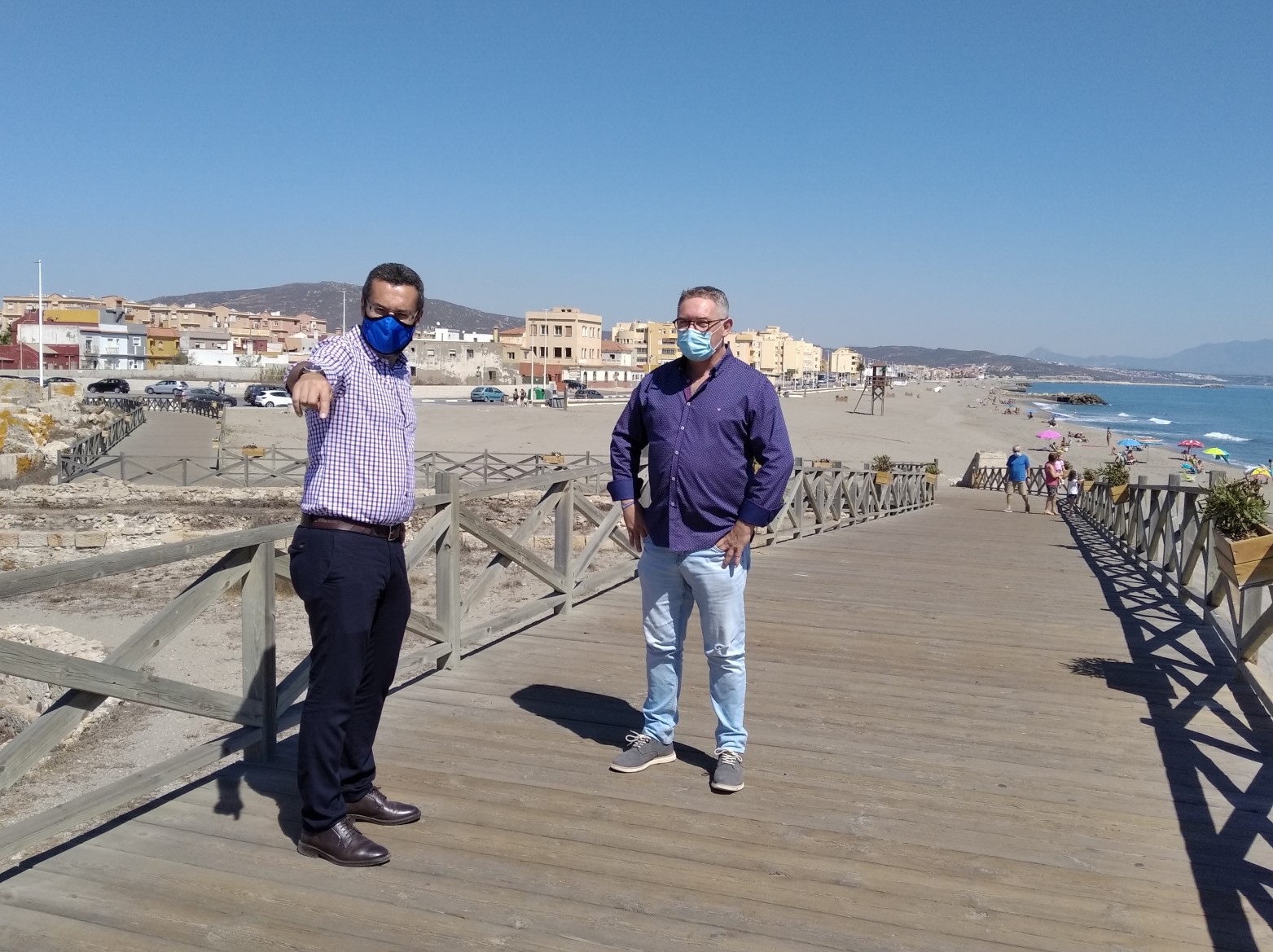Alcalde y concejal en la playa