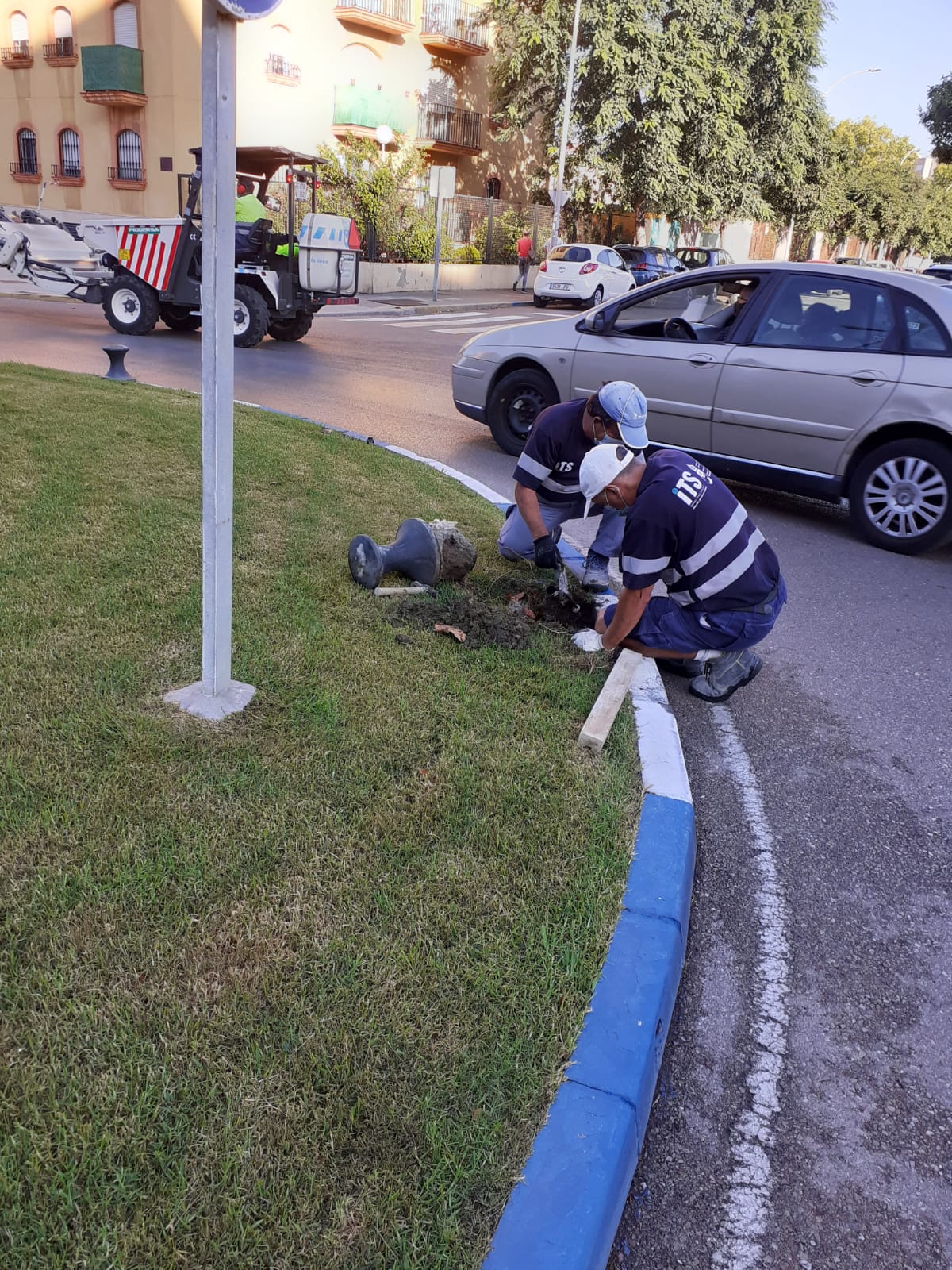 Colocación de bolardo en la rotonda Avenida Ejército con Avenida de Europa