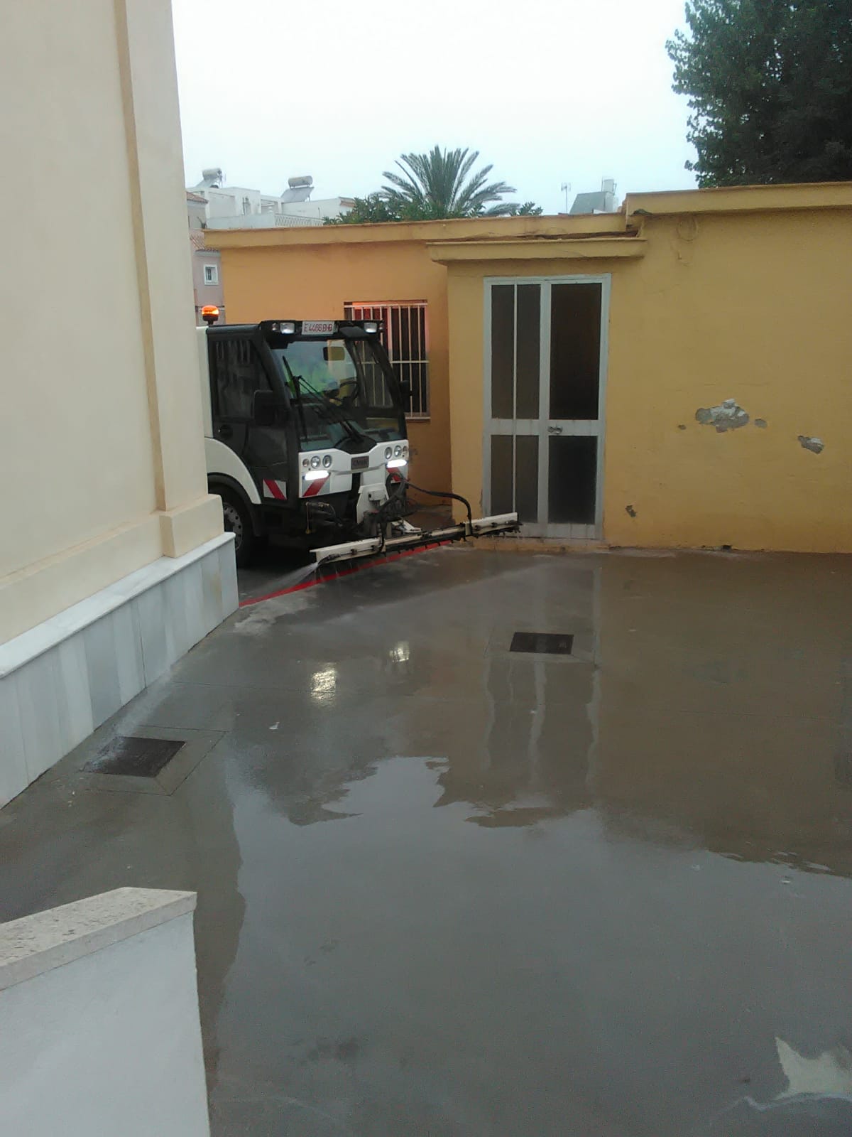 Limpieza patio colegio Santiago