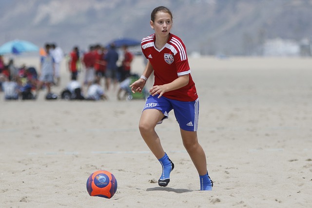 Niña futbol playa