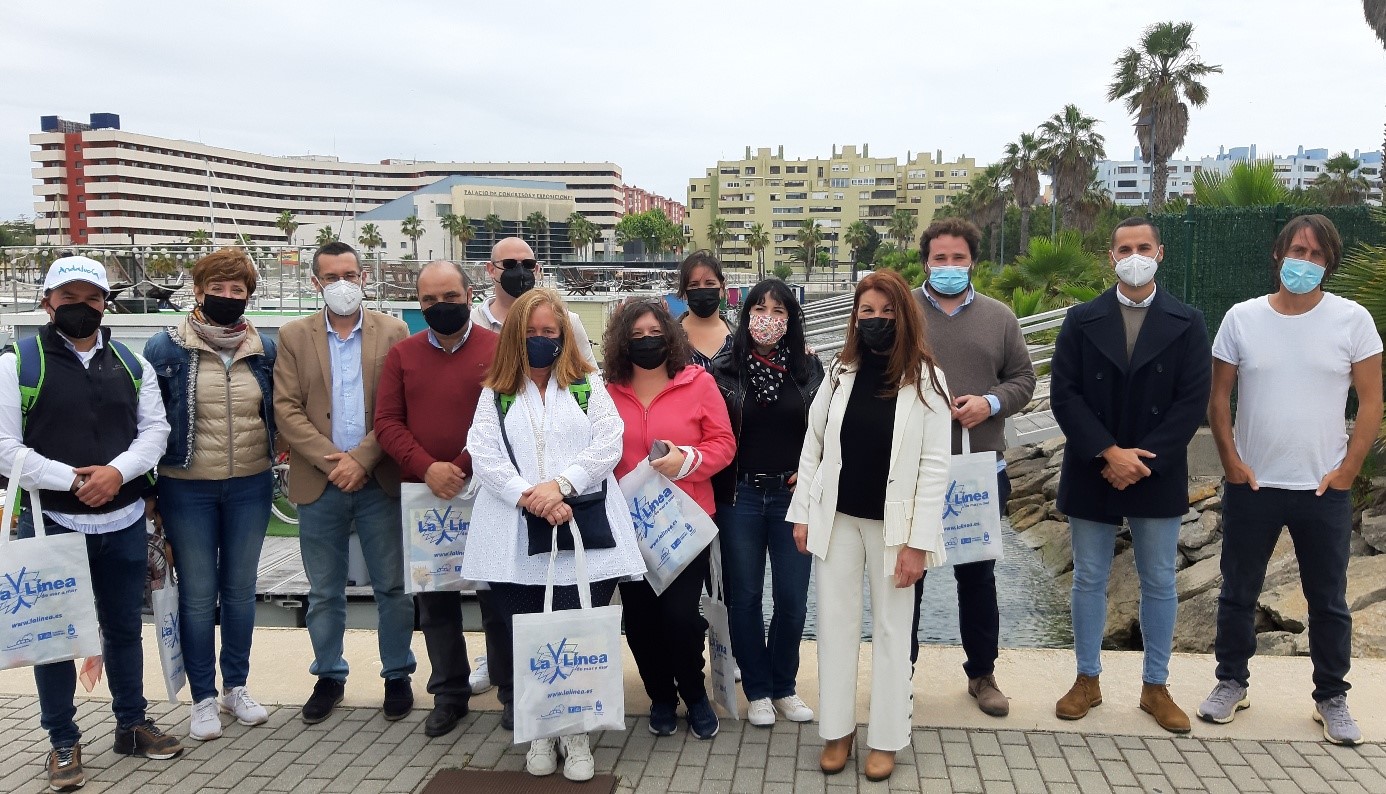 Alcalde con agentes de viajes