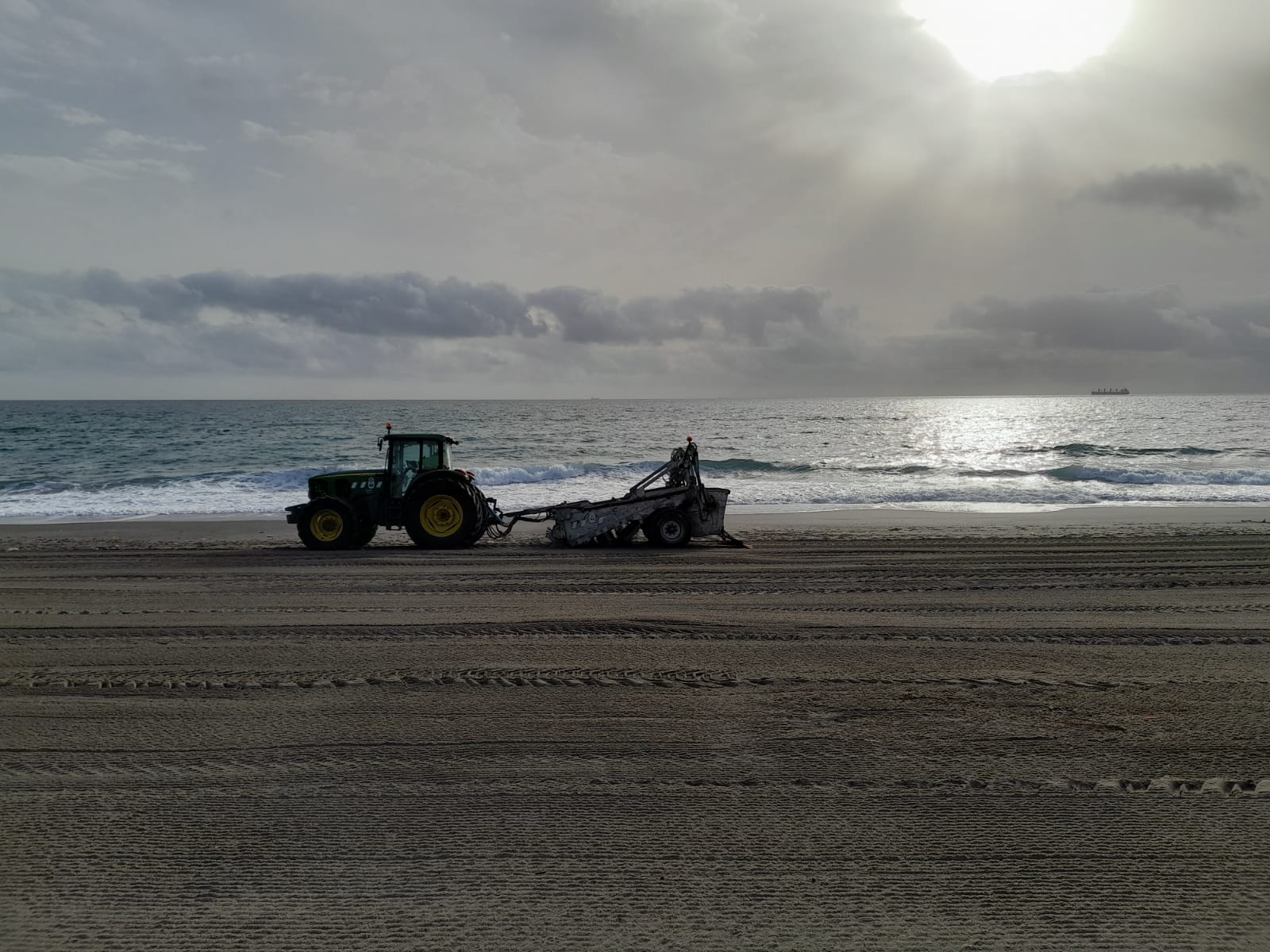 Limpieza choque playa levante 1