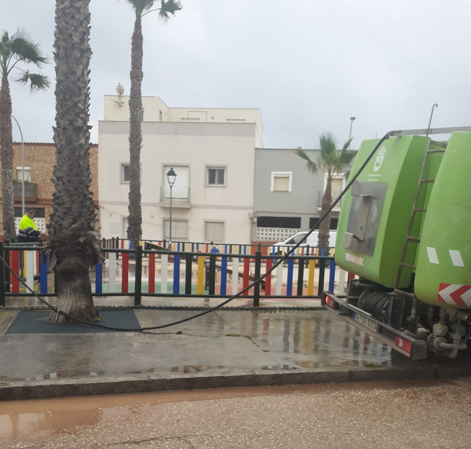 Baldeo parque infantil Ruiz Jimenez San Bernardo
