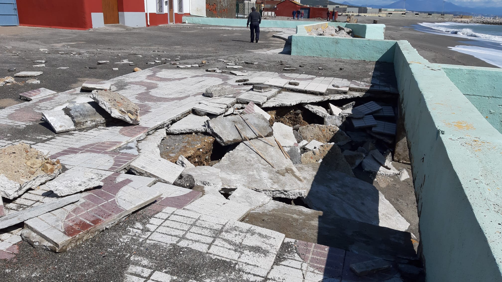Daños temporal hundimiento trasera parroquia el Carmen